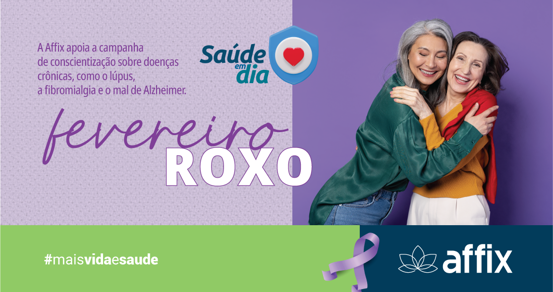 Banner digital horizontal da campanha Fevereiro Roxo da Affix. À esquerda, um fundo lilás traz o texto ‘A Affix apoia a campanha de conscientização sobre doenças crônicas, como o lúpus, a fibromialgia e o mal de Alzheimer.’ Ao lado, a frase ‘Fevereiro Roxo’ aparece em destaque. À direita, duas mulheres idosas, sorridentes, se abraçam sobre um fundo roxo. Na parte inferior, um fundo verde contém a hashtag #maisvidaesaude e o logotipo da Affix.