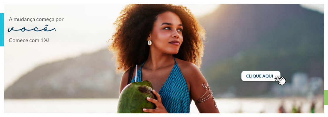 Mulher de cabelo cacheado segurando um coco verde em uma praia, com uma montanha ao fundo. Texto na imagem diz: 'A mudança começa por você. Comece com 1%!' e um botão com o texto 'CLIQUE AQUI'